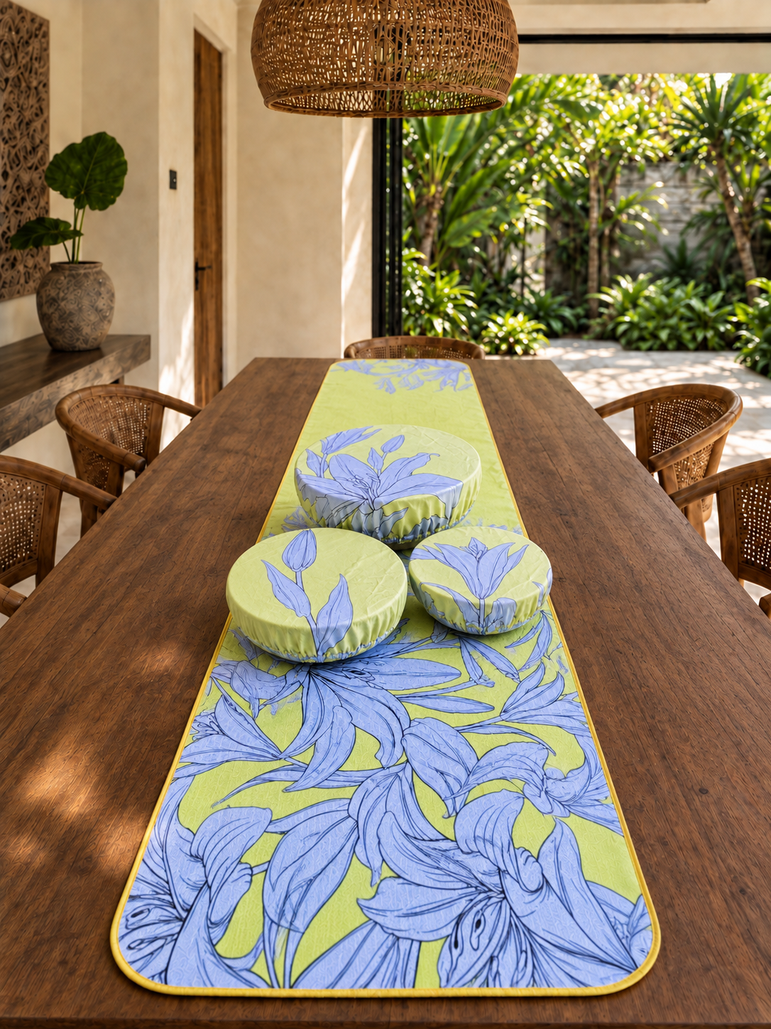 Lilly Table Set